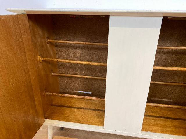 WMK # Sehr hübsche weiße 50er Jahre Schuhkommode aus vollem Holz mit formschönen Messinggriffen und zeittypischen konischen Füße # Schuhschrank Flurkommode Schuhregal Flurschrank Vintage Mid-Century