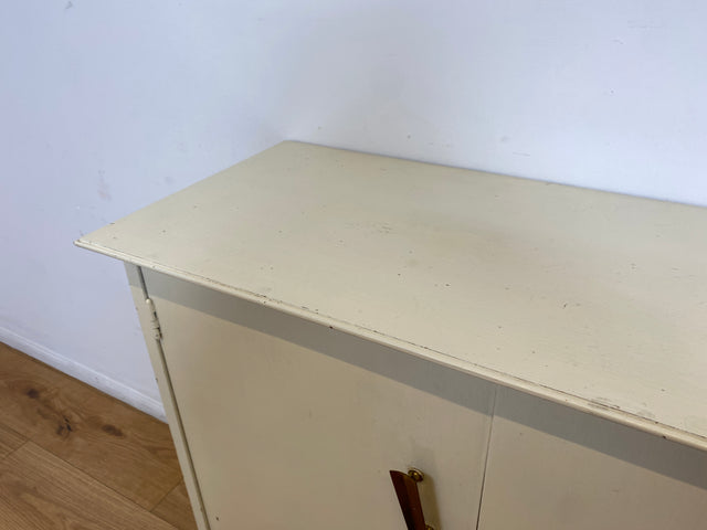 WMK # Sehr hübsche weiße 50er Jahre Schuhkommode aus vollem Holz mit formschönen Messinggriffen und zeittypischen konischen Füße # Schuhschrank Flurkommode Schuhregal Flurschrank Vintage Mid-Century