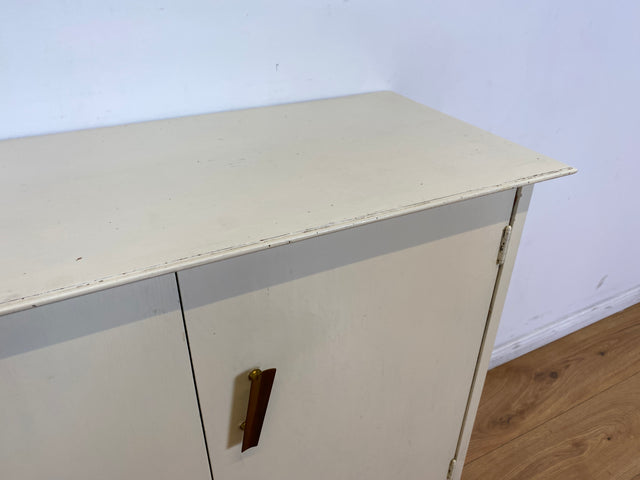 WMK # Sehr hübsche weiße 50er Jahre Schuhkommode aus vollem Holz mit formschönen Messinggriffen und zeittypischen konischen Füße # Schuhschrank Flurkommode Schuhregal Flurschrank Vintage Mid-Century