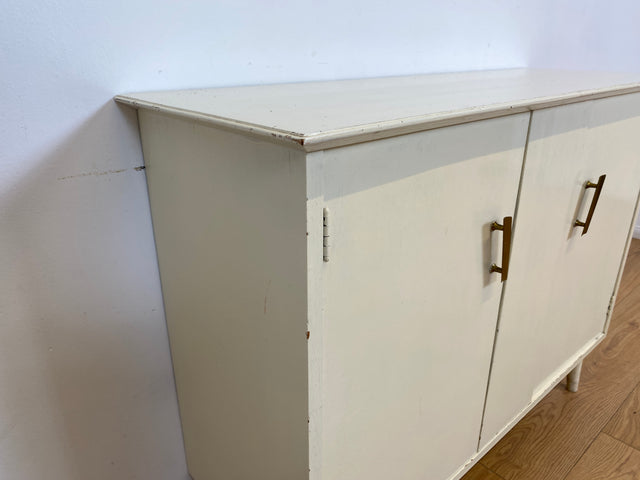 WMK # Sehr hübsche weiße 50er Jahre Schuhkommode aus vollem Holz mit formschönen Messinggriffen und zeittypischen konischen Füße # Schuhschrank Flurkommode Schuhregal Flurschrank Vintage Mid-Century