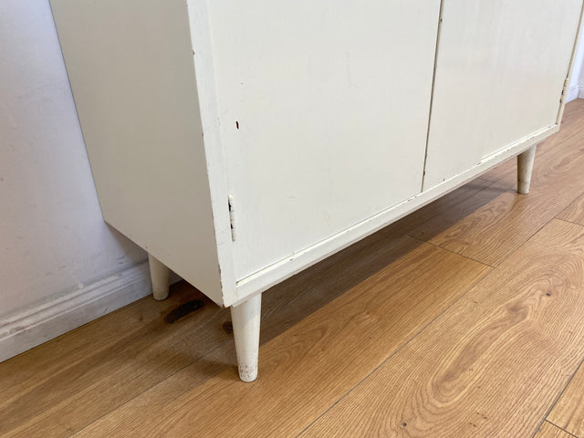 WMK # Sehr hübsche weiße 50er Jahre Schuhkommode aus vollem Holz mit formschönen Messinggriffen und zeittypischen konischen Füße # Schuhschrank Flurkommode Schuhregal Flurschrank Vintage Mid-Century