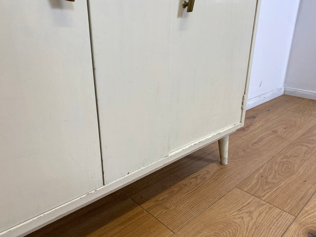 WMK # Sehr hübsche weiße 50er Jahre Schuhkommode aus vollem Holz mit formschönen Messinggriffen und zeittypischen konischen Füße # Schuhschrank Flurkommode Schuhregal Flurschrank Vintage Mid-Century