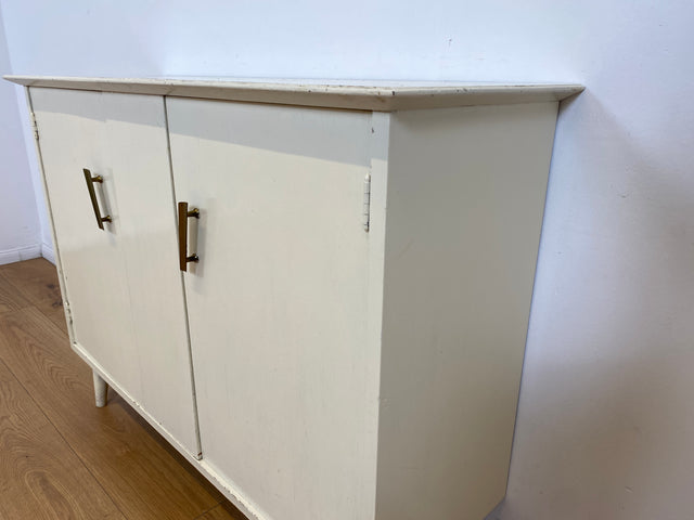 WMK # Sehr hübsche weiße 50er Jahre Schuhkommode aus vollem Holz mit formschönen Messinggriffen und zeittypischen konischen Füße # Schuhschrank Flurkommode Schuhregal Flurschrank Vintage Mid-Century
