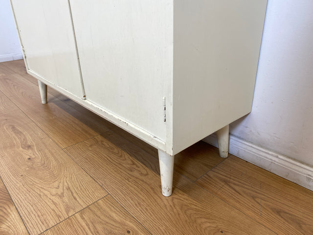 WMK # Sehr hübsche weiße 50er Jahre Schuhkommode aus vollem Holz mit formschönen Messinggriffen und zeittypischen konischen Füße # Schuhschrank Flurkommode Schuhregal Flurschrank Vintage Mid-Century