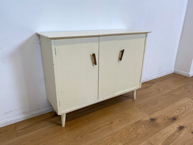 WMK # Sehr hübsche weiße 50er Jahre Schuhkommode aus vollem Holz mit formschönen Messinggriffen und zeittypischen konischen Füße # Schuhschrank Flurkommode Schuhregal Flurschrank Vintage Mid-Century