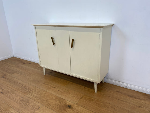 WMK # Sehr hübsche weiße 50er Jahre Schuhkommode aus vollem Holz mit formschönen Messinggriffen und zeittypischen konischen Füße # Schuhschrank Flurkommode Schuhregal Flurschrank Vintage Mid-Century