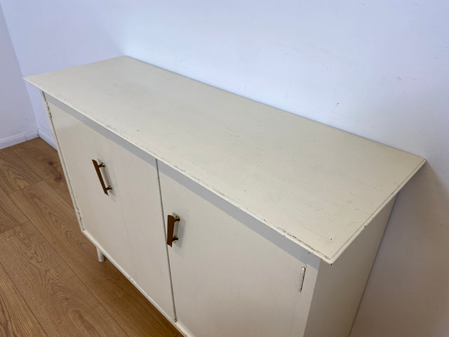 WMK # Sehr hübsche weiße 50er Jahre Schuhkommode aus vollem Holz mit formschönen Messinggriffen und zeittypischen konischen Füße # Schuhschrank Flurkommode Schuhregal Flurschrank Vintage Mid-Century
