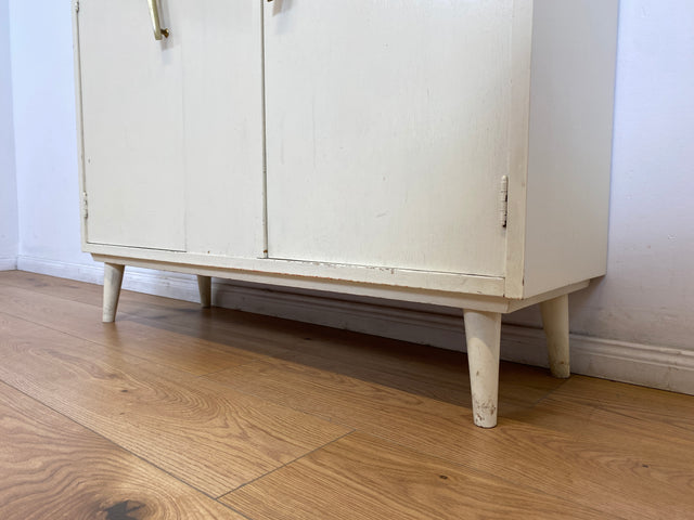 WMK # Sehr hübsche weiße 50er Jahre Schuhkommode aus vollem Holz mit formschönen Messinggriffen und zeittypischen konischen Füße # Schuhschrank Flurkommode Schuhregal Flurschrank Vintage Mid-Century