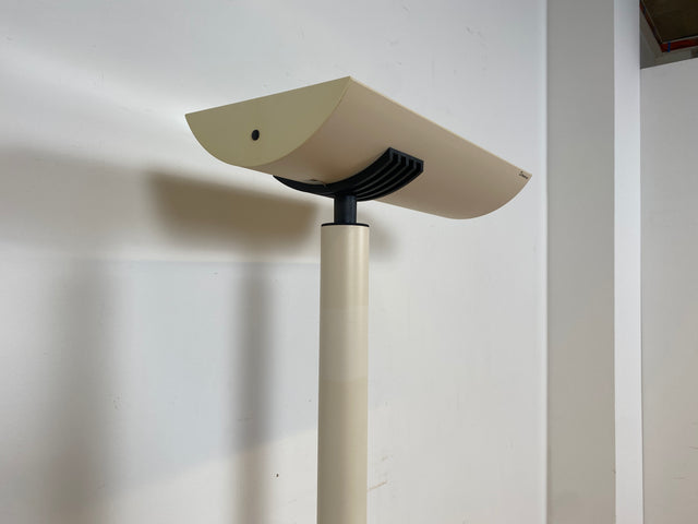 WMK I Design Award Gewinner aus 1988 I Hochwertige weiße Vintage Designer Standleuchte IBS 236 von Waldmann aus Metall I Steh Leuchte Lampe Deckenfluter Wohnzimmerlampe Vintage Space Age 80er Berlin