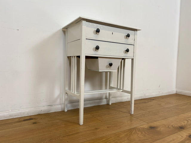 WMK # Elegante und filigrane weiße antike Nähkommode aus vollem Holz mit Schubladen und Originalgriffen # Kommode Nähtisch Beistelltisch Flurkommode Konsolentisch Konsole Garderobe Jugendstil Vintage