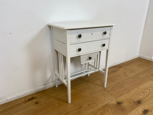 WMK # Elegante und filigrane weiße antike Nähkommode aus vollem Holz mit Schubladen und Originalgriffen # Kommode Nähtisch Beistelltisch Flurkommode Konsolentisch Konsole Garderobe Jugendstil Vintage