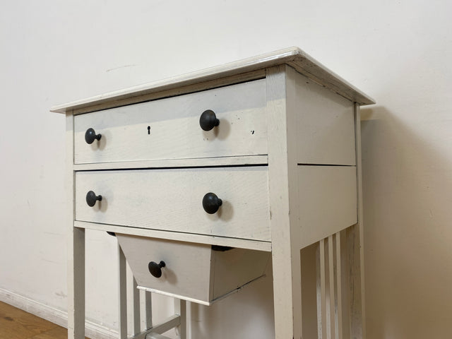 WMK # Elegante und filigrane weiße antike Nähkommode aus vollem Holz mit Schubladen und Originalgriffen # Kommode Nähtisch Beistelltisch Flurkommode Konsolentisch Konsole Garderobe Jugendstil Vintage
