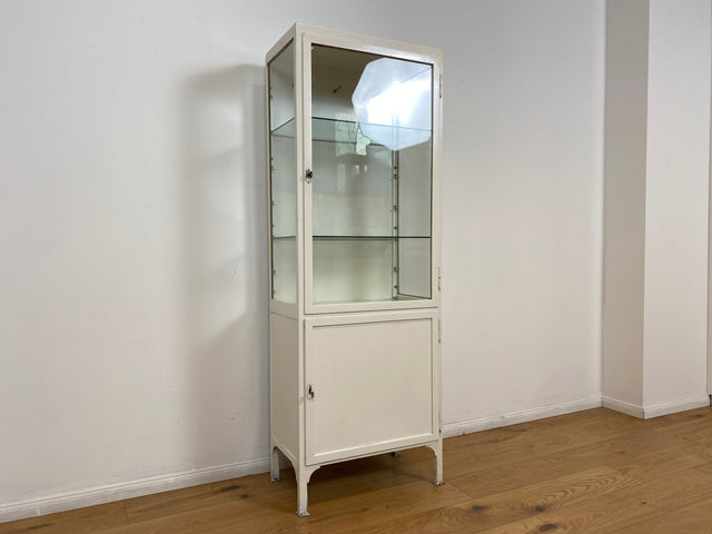 WMK # Formschöner weißer 1930er Jahre Medizinschrank aus Eisen mit Glastüren und Glasböden # Apothekerschrank Arztschrank antike Arztvitrine Glasvitrine Vitrine Display Industrial Design Bauhaus 40er