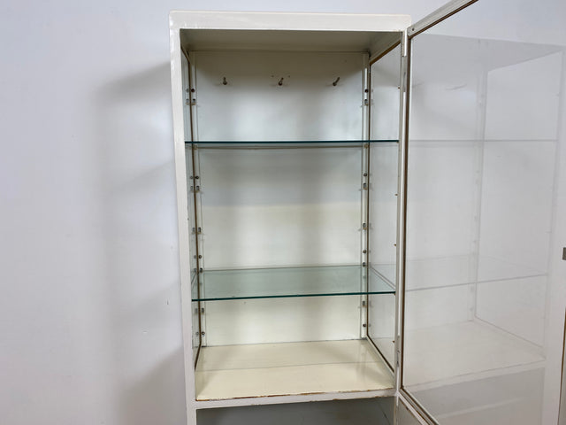 WMK # Formschöner weißer 1930er Jahre Medizinschrank aus Eisen mit Glastüren und Glasböden # Apothekerschrank Arztschrank antike Arztvitrine Glasvitrine Vitrine Display Industrial Design Bauhaus 40er