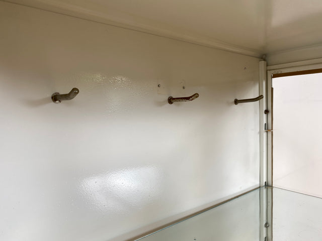 WMK # Formschöner weißer 1930er Jahre Medizinschrank aus Eisen mit Glastüren und Glasböden # Apothekerschrank Arztschrank antike Arztvitrine Glasvitrine Vitrine Display Industrial Design Bauhaus 40er
