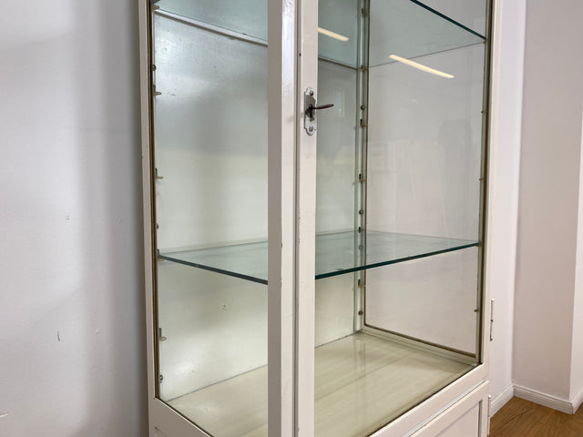 WMK # Formschöner weißer 1930er Jahre Medizinschrank aus Eisen mit Glastüren und Glasböden # Apothekerschrank Arztschrank antike Arztvitrine Glasvitrine Vitrine Display Industrial Design Bauhaus 40er