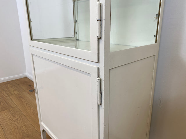 WMK # Formschöner weißer 1930er Jahre Medizinschrank aus Eisen mit Glastüren und Glasböden # Apothekerschrank Arztschrank antike Arztvitrine Glasvitrine Vitrine Display Industrial Design Bauhaus 40er