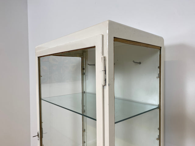 WMK # Formschöner weißer 1930er Jahre Medizinschrank aus Eisen mit Glastüren und Glasböden # Apothekerschrank Arztschrank antike Arztvitrine Glasvitrine Vitrine Display Industrial Design Bauhaus 40er