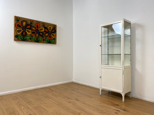 WMK # Formschöner weißer 1930er Jahre Medizinschrank aus Eisen mit Glastüren und Glasböden # Apothekerschrank Arztschrank antike Arztvitrine Glasvitrine Vitrine Display Industrial Design Bauhaus 40er