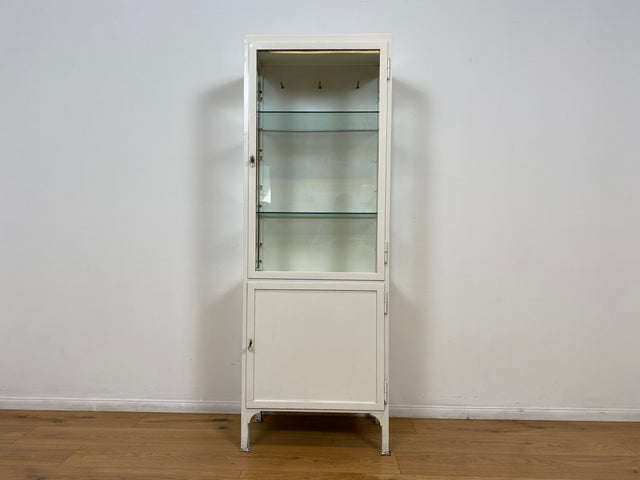 WMK # Formschöner weißer 1930er Jahre Medizinschrank aus Eisen mit Glastüren und Glasböden # Apothekerschrank Arztschrank antike Arztvitrine Glasvitrine Vitrine Display Industrial Design Bauhaus 40er