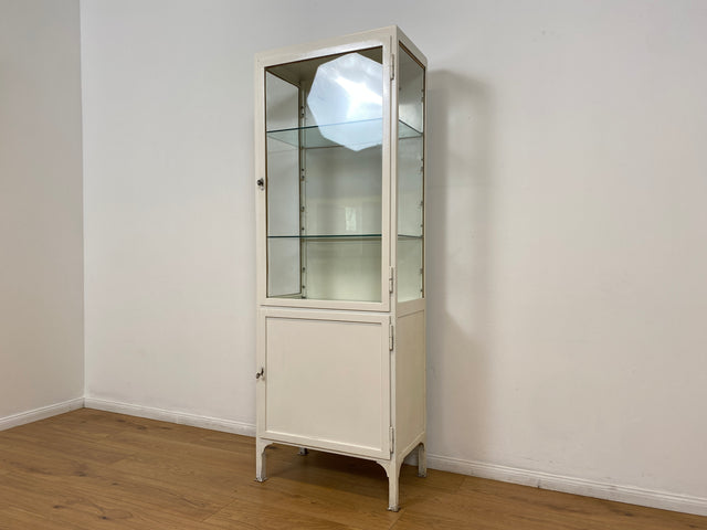 WMK # Formschöner weißer 1930er Jahre Medizinschrank aus Eisen mit Glastüren und Glasböden # Apothekerschrank Arztschrank antike Arztvitrine Glasvitrine Vitrine Display Industrial Design Bauhaus 40er