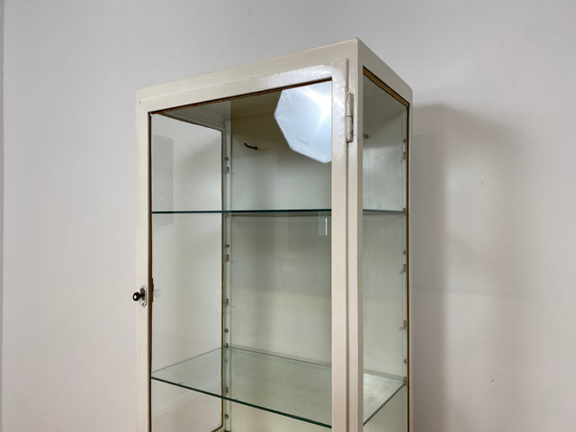 WMK # Formschöner weißer 1930er Jahre Medizinschrank aus Eisen mit Glastüren und Glasböden # Apothekerschrank Arztschrank antike Arztvitrine Glasvitrine Vitrine Display Industrial Design Bauhaus 40er