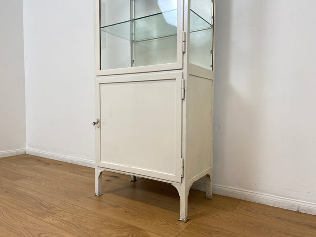 WMK # Formschöner weißer 1930er Jahre Medizinschrank aus Eisen mit Glastüren und Glasböden # Apothekerschrank Arztschrank antike Arztvitrine Glasvitrine Vitrine Display Industrial Design Bauhaus 40er