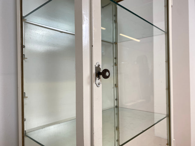 WMK # Formschöner weißer 1930er Jahre Medizinschrank aus Eisen mit Glastüren und Glasböden # Apothekerschrank Arztschrank antike Arztvitrine Glasvitrine Vitrine Display Industrial Design Bauhaus 40er