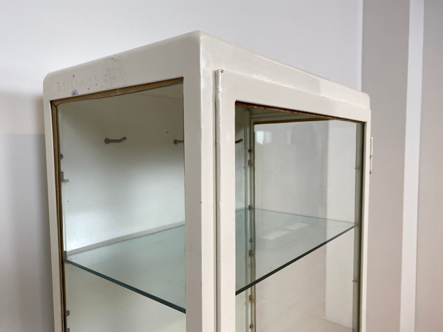 WMK # Formschöner weißer 1930er Jahre Medizinschrank aus Eisen mit Glastüren und Glasböden # Apothekerschrank Arztschrank antike Arztvitrine Glasvitrine Vitrine Display Industrial Design Bauhaus 40er