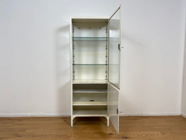 WMK # Formschöner weißer 1930er Jahre Medizinschrank aus Eisen mit Glastüren und Glasböden # Apothekerschrank Arztschrank antike Arztvitrine Glasvitrine Vitrine Display Industrial Design Bauhaus 40er