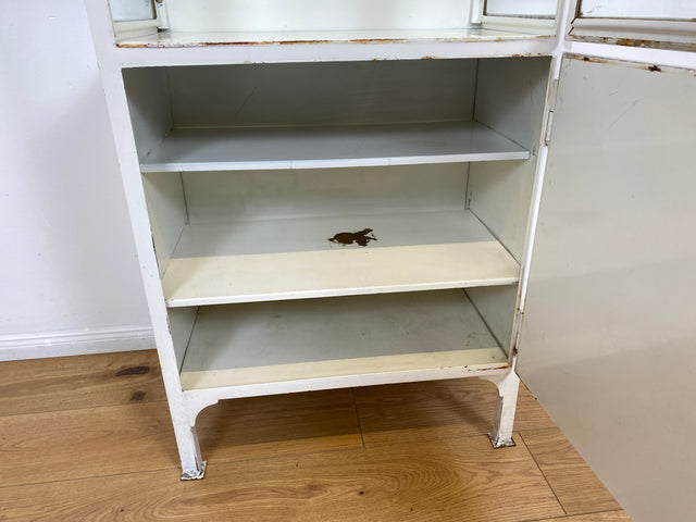 WMK # Formschöner weißer 1930er Jahre Medizinschrank aus Eisen mit Glastüren und Glasböden # Apothekerschrank Arztschrank antike Arztvitrine Glasvitrine Vitrine Display Industrial Design Bauhaus 40er