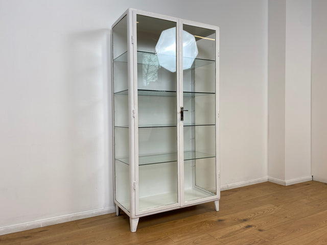 WMK # Formschöner weißer 1930er Jahre Medizinschrank aus Eisen mit Glastüren und Glasböden # Apothekerschrank Arztschrank antike Arztvitrine Glasvitrine Vitrine Industrial Design Display Bauhaus 40er