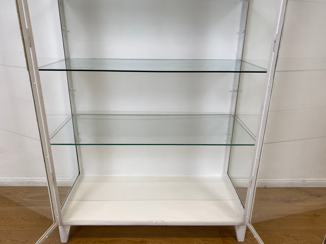 WMK # Formschöner weißer 1930er Jahre Medizinschrank aus Eisen mit Glastüren und Glasböden # Apothekerschrank Arztschrank antike Arztvitrine Glasvitrine Vitrine Industrial Design Display Bauhaus 40er