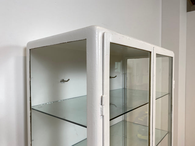 WMK # Formschöner weißer 1930er Jahre Medizinschrank aus Eisen mit Glastüren und Glasböden # Apothekerschrank Arztschrank antike Arztvitrine Glasvitrine Vitrine Industrial Design Display Bauhaus 40er
