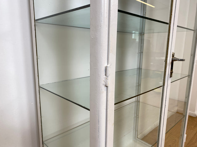 WMK # Formschöner weißer 1930er Jahre Medizinschrank aus Eisen mit Glastüren und Glasböden # Apothekerschrank Arztschrank antike Arztvitrine Glasvitrine Vitrine Industrial Design Display Bauhaus 40er