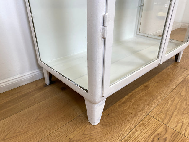 WMK # Formschöner weißer 1930er Jahre Medizinschrank aus Eisen mit Glastüren und Glasböden # Apothekerschrank Arztschrank antike Arztvitrine Glasvitrine Vitrine Industrial Design Display Bauhaus 40er
