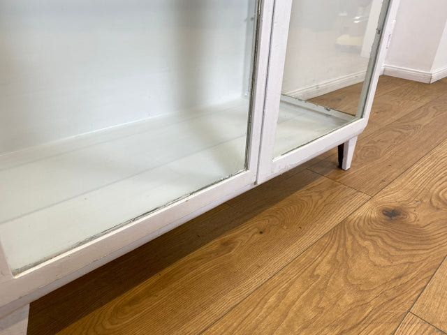WMK # Formschöner weißer 1930er Jahre Medizinschrank aus Eisen mit Glastüren und Glasböden # Apothekerschrank Arztschrank antike Arztvitrine Glasvitrine Vitrine Industrial Design Display Bauhaus 40er
