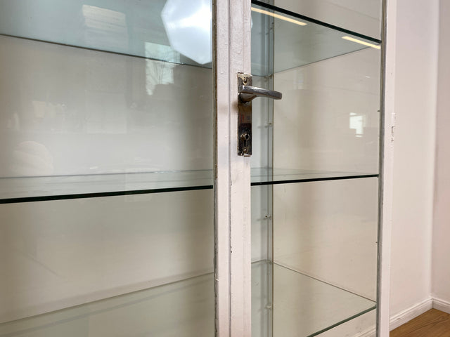 WMK # Formschöner weißer 1930er Jahre Medizinschrank aus Eisen mit Glastüren und Glasböden # Apothekerschrank Arztschrank antike Arztvitrine Glasvitrine Vitrine Industrial Design Display Bauhaus 40er