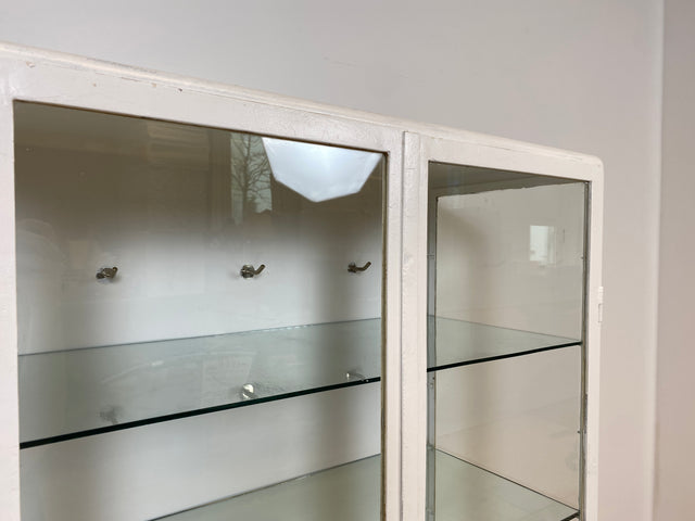WMK # Formschöner weißer 1930er Jahre Medizinschrank aus Eisen mit Glastüren und Glasböden # Apothekerschrank Arztschrank antike Arztvitrine Glasvitrine Vitrine Industrial Design Display Bauhaus 40er