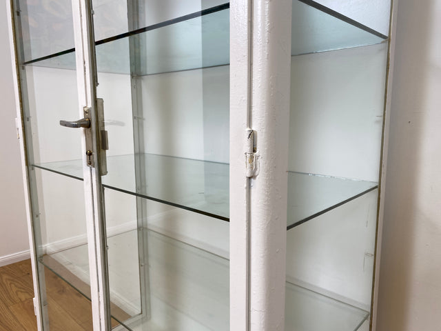 WMK # Formschöner weißer 1930er Jahre Medizinschrank aus Eisen mit Glastüren und Glasböden # Apothekerschrank Arztschrank antike Arztvitrine Glasvitrine Vitrine Industrial Design Display Bauhaus 40er
