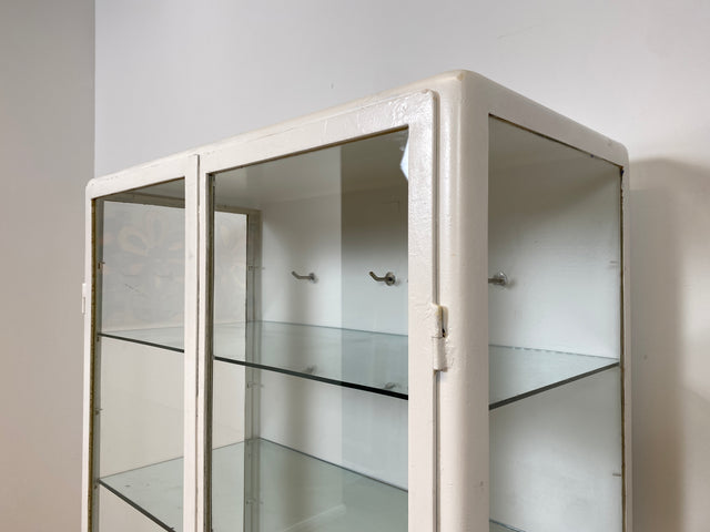 WMK # Formschöner weißer 1930er Jahre Medizinschrank aus Eisen mit Glastüren und Glasböden # Apothekerschrank Arztschrank antike Arztvitrine Glasvitrine Vitrine Industrial Design Display Bauhaus 40er