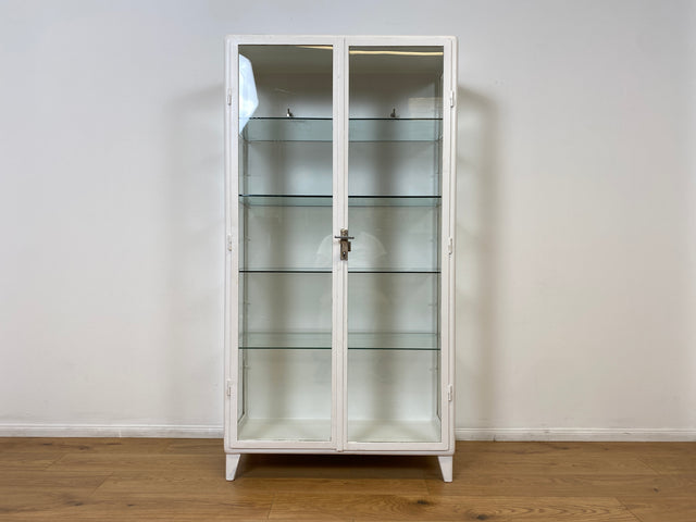 WMK # Formschöner weißer 1930er Jahre Medizinschrank aus Eisen mit Glastüren und Glasböden # Apothekerschrank Arztschrank antike Arztvitrine Glasvitrine Vitrine Industrial Design Display Bauhaus 40er