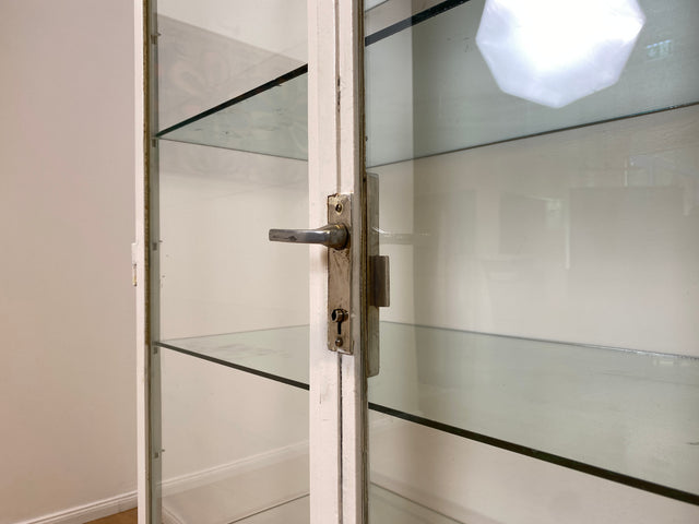 WMK # Formschöner weißer 1930er Jahre Medizinschrank aus Eisen mit Glastüren und Glasböden # Apothekerschrank Arztschrank antike Arztvitrine Glasvitrine Vitrine Industrial Design Display Bauhaus 40er