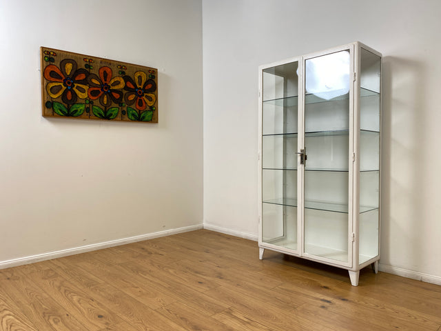 WMK # Formschöner weißer 1930er Jahre Medizinschrank aus Eisen mit Glastüren und Glasböden # Apothekerschrank Arztschrank antike Arztvitrine Glasvitrine Vitrine Industrial Design Display Bauhaus 40er