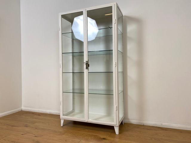 WMK # Formschöner weißer 1930er Jahre Medizinschrank aus Eisen mit Glastüren und Glasböden # Apothekerschrank Arztschrank antike Arztvitrine Glasvitrine Vitrine Industrial Design Display Bauhaus 40er