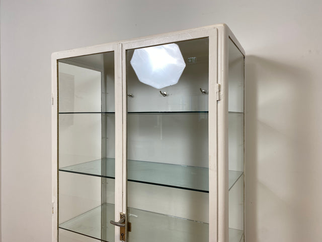 WMK # Formschöner weißer 1930er Jahre Medizinschrank aus Eisen mit Glastüren und Glasböden # Apothekerschrank Arztschrank antike Arztvitrine Glasvitrine Vitrine Industrial Design Display Bauhaus 40er