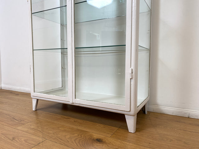 WMK # Formschöner weißer 1930er Jahre Medizinschrank aus Eisen mit Glastüren und Glasböden # Apothekerschrank Arztschrank antike Arztvitrine Glasvitrine Vitrine Industrial Design Display Bauhaus 40er