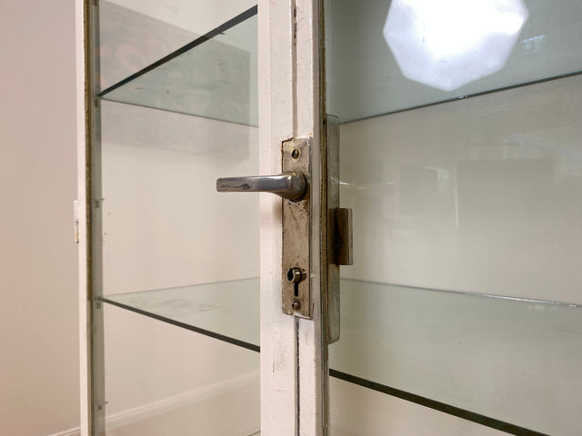WMK # Formschöner weißer 1930er Jahre Medizinschrank aus Eisen mit Glastüren und Glasböden # Apothekerschrank Arztschrank antike Arztvitrine Glasvitrine Vitrine Industrial Design Display Bauhaus 40er