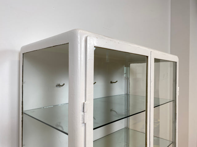 WMK # Formschöner weißer 1930er Jahre Medizinschrank aus Eisen mit Glastüren und Glasböden # Apothekerschrank Arztschrank antike Arztvitrine Glasvitrine Vitrine Industrial Design Display Bauhaus 40er