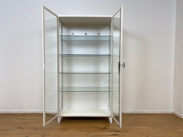 WMK # Formschöner weißer 1930er Jahre Medizinschrank aus Eisen mit Glastüren und Glasböden # Apothekerschrank Arztschrank antike Arztvitrine Glasvitrine Vitrine Industrial Design Display Bauhaus 40er